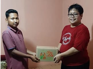 Penyerahan paket sembako kepada pengelola Desa Wisata Karangasem 