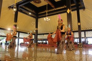 Penyajian Golek Ayun-ayun di Bangsal Srimanganti, Karaton Yogyakarta