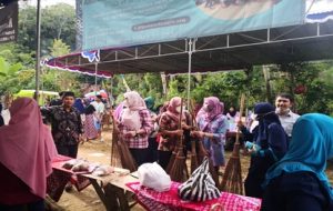 Penjualan sapu di Pasar Gunung Ijo