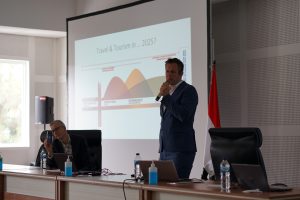 Dr. Menno Stokman selaku direktur dari CELTH dan Dr. Jasper Heslinga sebagai program manajer CELTH