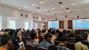 Foto 1: Suasana kuliah umum yang diselenggarakan di Ballroom Gedung Teaching Industry Learning Center