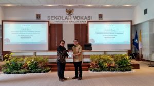 Foto 2: Dekan Sekolah Vokasi UGM, Prof. Dr. -Ing. Ir. Agus Maryono (kiri) bersama narasumber, Drs. Sanny Iskandar, MBA (kanan)