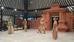 Gambar 1. Salah satu adegan Wayang Topeng Panji di Museum Sonobudoyo(Dokumentasi Pradana, 2024)