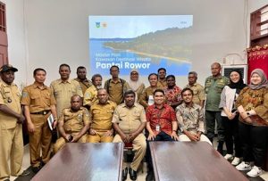 Keterangan Foto: Kegiatan Focus Group Discussion (FGD) antara tim UGM dengan jajaran Organisasi Perangkat Daerah (OPD) Kabupaten Teluk Wondama dalam rangka penjaringan data dan aspirasi untuk master plan.