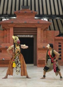 Gambar 2. Potongan adegan pementasan Wayang Topeng Panji di Museum Sonobudoyo (Dokumentasi Pradana, 2024)