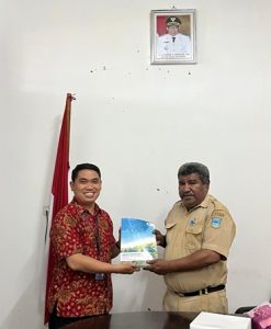 Keterangan Foto: Laporan akhir penelitian Master Plan Pantai Rowor diserahlan secara resmi oleh Carlos Iban (kiri) kepada Sekretaris Daerah Kabupaten Teluk Wondama, Aser Waroy (kanan).