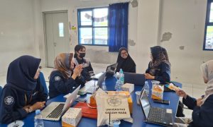 Foto 2: suasana diskusi dengan guru bahasa Jepang SMK PerCik-KIIC (22/10/2025)