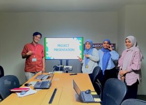 Foto: Salah satu mahasiswa peserta magang bersama para mentor seusai presentasi akhir