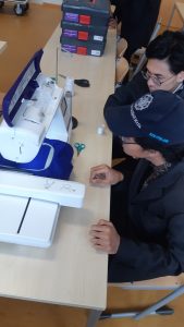 Praktik penggunaan mesin jahit untuk e-textile