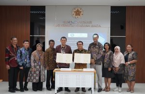 Foto Bersama Dekan SV UGM beserta Jajaran, Kadep DBSMB beserta Jajaran, dan  Direktur POLTEKPAR beserta jajaran