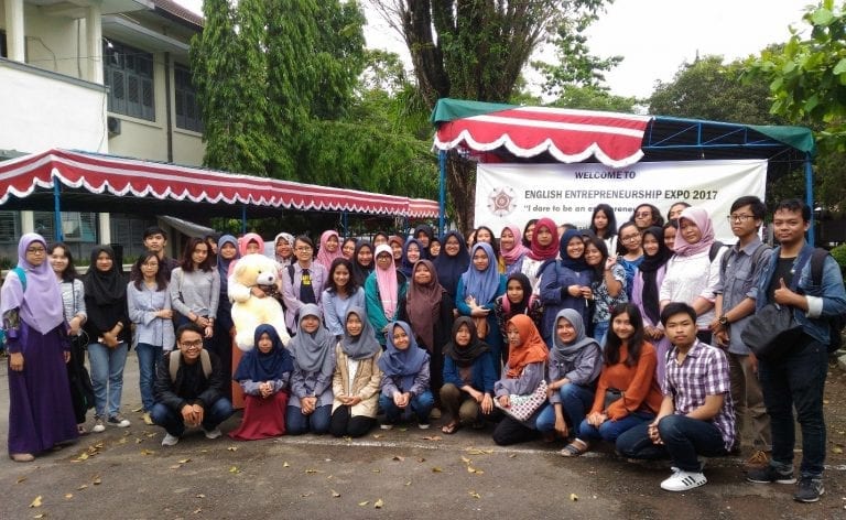 Program Studi Bahasa Inggris DBSMB Sekolah Vokasi UGM Selenggarakan English Entrepreneurship Expo 2017