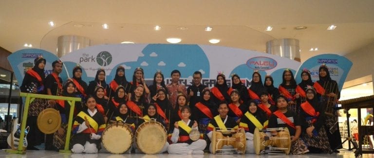 Sandalsimpul Mahasiswa Program Studi Bahasa Korea Tampil dalam K-POP Explosion Festival