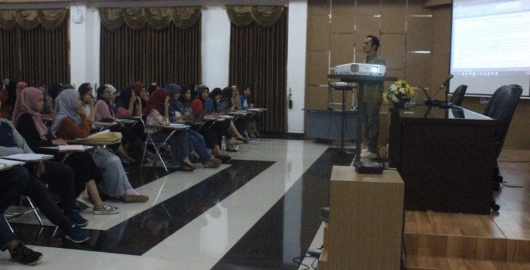 Workshop Penerjemahan Kenalkan Mahasiswa Bahasa Inggris DBSMB Peluang Kerja di Dunia Penerjemahan