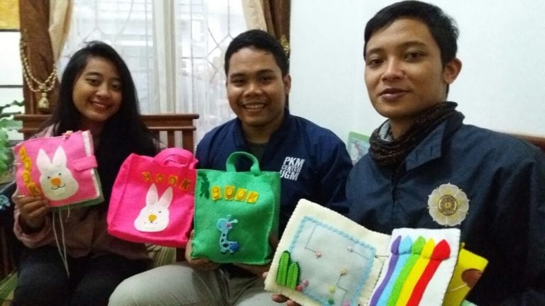Mahasiswa DBSMB Kembangkan Fabric Activity Book (FAB), Inovasi Mainan Anak-Anak Berdasarkan Kebutuhan Belajar dan Usianya
