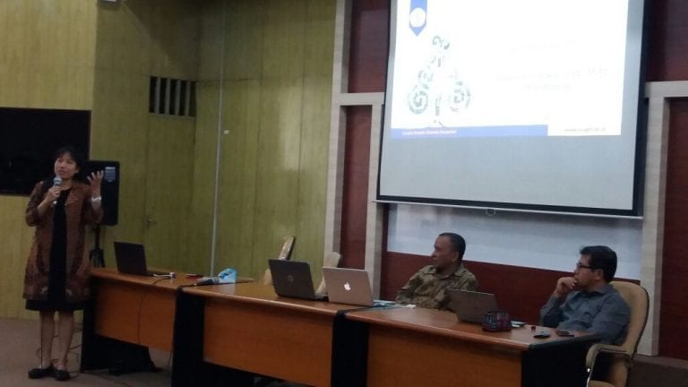 Dr. Endang Soelistiyowati, M.Pd Sampaikan Materi dalam Workshop Penulisan Proposal Sekolah Vokasi