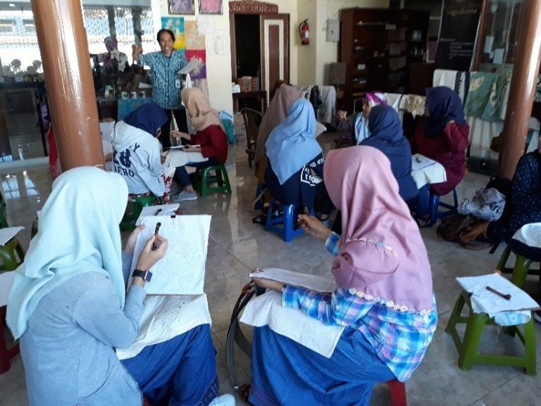 Mahasiswa Prodi Bahasa Inggris DBSMB Ikuti Workshop Membatik di Museum Batik Yogyakarta