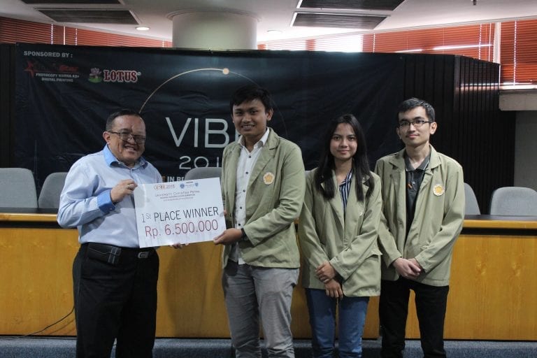 Mahasiswa Prodi Bahasa Bahasa Inggris Raih Juara 1 dalam  Debat Nasional VIBE  di Universitas Kristen Petra