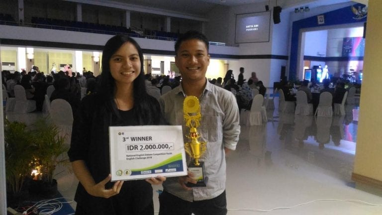Lomba Debat Bahasa Inggris Nasional, Mahasiswa Prodi Bahasa Inggris DBSMB Berhasil Meraih Juara 3