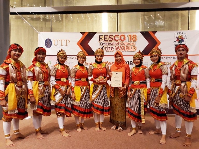 Mahasiswa Prodi Bahasa Inggris Semarakkan FESCO 2018 di Universiti Teknologi Petronas, Malaysia