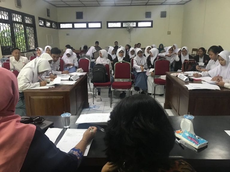 Tim Pengabdian Masyarakat Prodi Bahasa Inggris Jadi Juri Lomba Debat Tingkat SMA Se-Kabupaten Kulon Progo