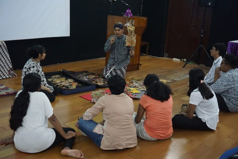 Pengenalan Wayang Kulit Sebagai Kekayaan Budaya Indonesia Kepada Tiga Mahasiswa Shivamanohari School of Performing Arts Canada