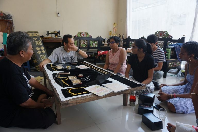 Ingin Ketahui Pakaian Tari Klasik dan Kreasi, Mahasiswa Shivamanohari School of Perfoming Arts Canada Adakan Study Visit