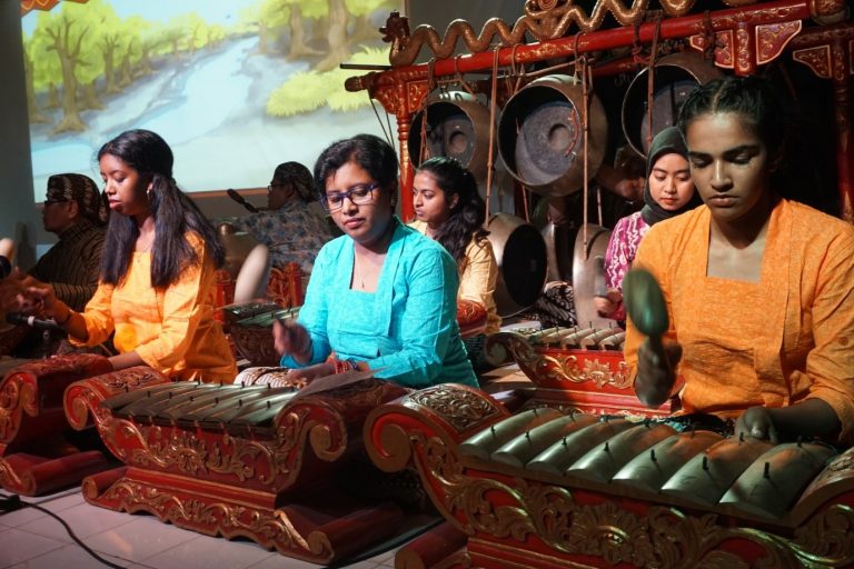 Tiga Mahasiswa dari Shivamanohari School of Performing Arts Canada Belajar Gamelan Jawa