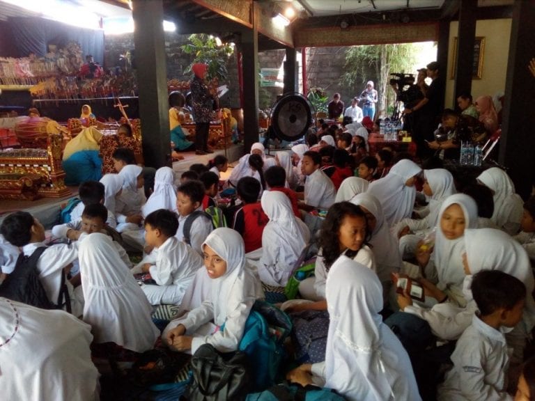 Program Studi Bahasa Inggris DBSMB Sekolah Vokasi UGM Menggelar Acara Peringatan Hari Wayang Nasional
