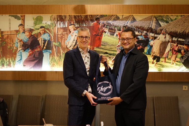 Direktur dan Program Manager Centre of Expertise Leisure, Tourism and Hospitality (CELTH) Beri Kuliah Umum di Prodi BPW