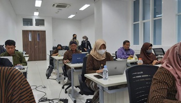 Pelatihan dan Sertifikasi PR Menunjang Performa Dosen Bahasa Inggris