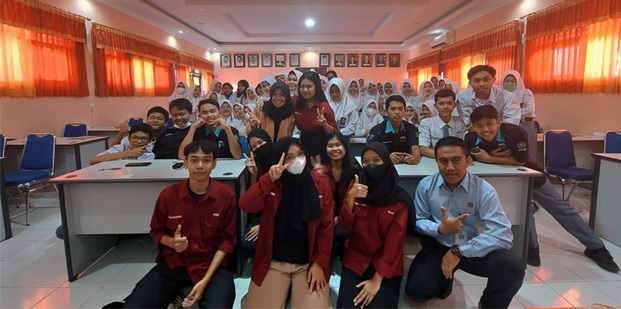 Mahasiswa Program Studi Bahasa Inggris SV UGM Sukses Selenggarakan Seminar Public Speaking di SMK Negeri 1 Godean