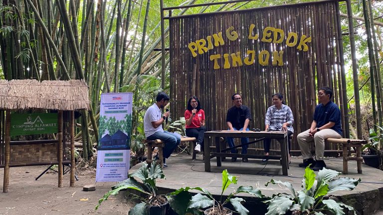 Penandatanganan Memorandum of Understanding (MoU) antara Sekolah Vokasi UGM-mitra dan dengan PT. Sumber Alfaria Trijaya, TBK (Alfamart)