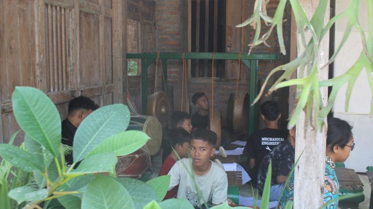 Kolaborasi Antara Masyarakat Dusun Mancasan Kleben dan Dosen Sekolah Vokasi UGM: Kesenian Menjauhkan Anak-Anak dari Hal Negatif