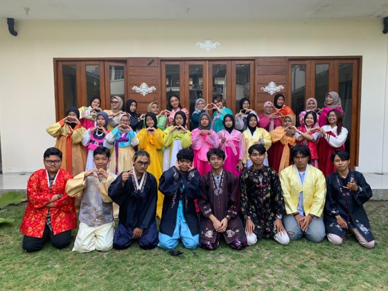 Lebih Memahami Isu Sosial di Korea dengan Belajar Bahasa dan Budaya Korea