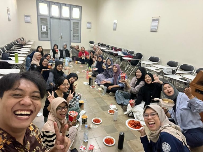 Mencoba Makanan Korea “Kimchi” untuk Lebih Memahami Budaya Korea