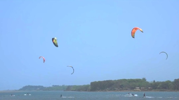 Dorong Sport Tourism Berkelanjutan, Mahasiswa Bisnis Perjalanan Wisata SV UGM Serahkan Rekomendasi Kebijakan Jogja WindWave Festival