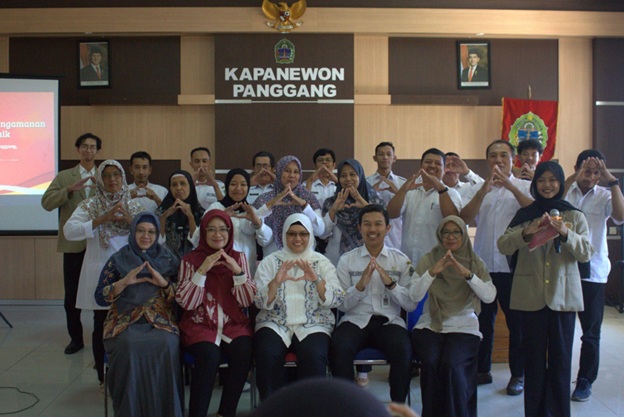 Gambar 1. Foto bersama narasumber dan peserta Pelatihan Penyimpanan dan Pengamanan Arsip Dinamis Elektronik di Kapanewon Panggang