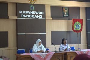 Gambar 2. Tim pengabdian DBSMB memberikan pelatihan penyimpanan dan pengamanan arsip elektronik
