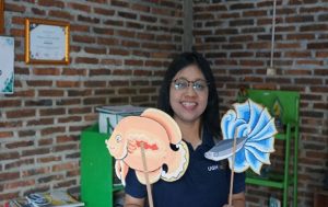 Gambar 1. Arina Pramusita menunjukkan wayang ikan yang menjadi daya tarik Desa Wisata Kajii