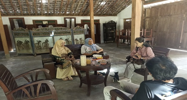 Kolaborasi Dosen S. Tr. BPW dan S. Tr. PARI SV UGM Menggali Sejarah Batik di Joglo nDalem Ambatik untuk Mendukung SDGs