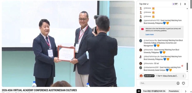 Gambar 1. Penyerahan sertifikat pembicara oleh Presiden National University of Kaohsiung, Dr. Chi-Jen Chen